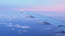 透过飞机窗看天空