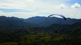 跳伞运动员飞越山脉