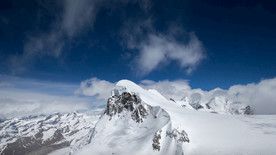 白云触及马特宏峰山的顶端