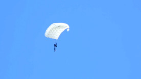 白色降落伞落下的人