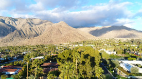 大山脉脚下的村庄