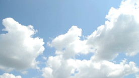 晴朗的天空中的云