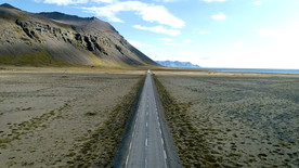 农村路上行驶的汽车