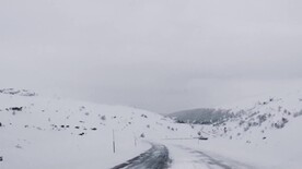 在积雪覆盖的山路上行驶