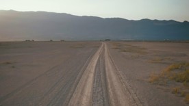 沙漠中旅行航拍沙漠景色