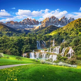 雪山下的瀑布草原