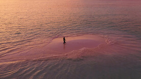 在日落时海中的沙洲岛