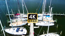 航拍停泊在海边的游艇