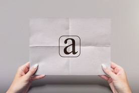 手持折痕海报样机