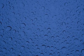 落在窗户玻璃上的雨点水珠