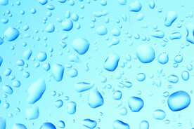 落在窗户玻璃上的雨点水珠