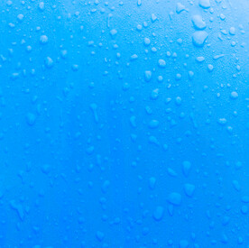 落在窗户玻璃上的雨点水珠