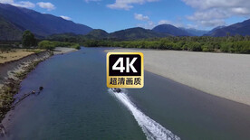 航拍河道上行驶的游艇