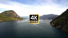 航拍山间湖面上行驶的游船