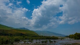 4K草原河流蓝天白云延时