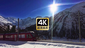 雪山脚下驶过的列车