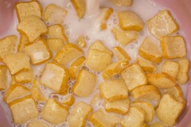 麦片泡在牛奶里实拍视频