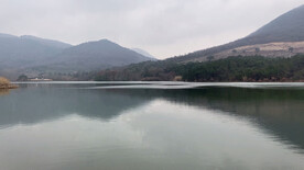 冬日山区水库边