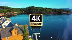 缓缓驶入码头的渡轮