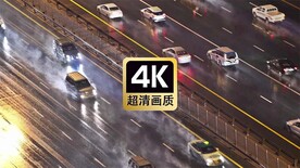 雨夜大桥上奔驰的车流