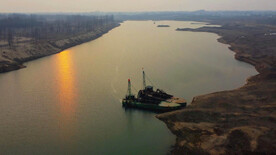 航拍夕阳下大江大河船湖面视频