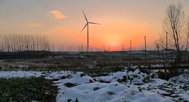 农乡村日出雪景大风车
