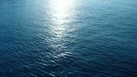 蓝色海面波澜前进方向日出风光