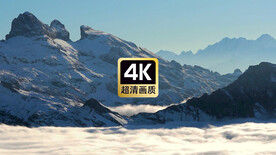 雪山脚下行驶的观光列车