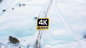 广阔雪原上飞驰的火车