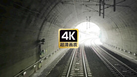 高速列车冲出隧道瞬间