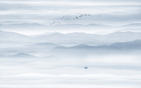 蓝色大气水墨山水画