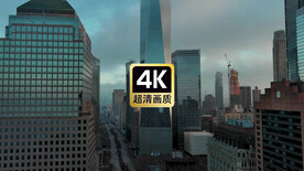 阴天乌云笼罩下的城市建筑群