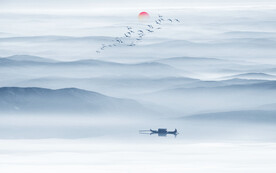 蓝色大气山水水墨山水画