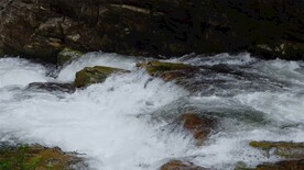 夏季清澈河水流动瀑布慢镜头4k