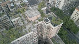 俯瞰城市马路居民区环绕楼顶航拍