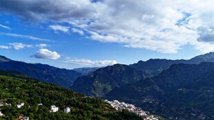 山城和蓝天白云