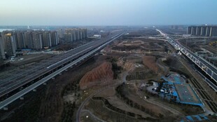 夕阳下行驶的高速列车穿越铁路