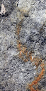 岩石上的橙色纹路痕迹