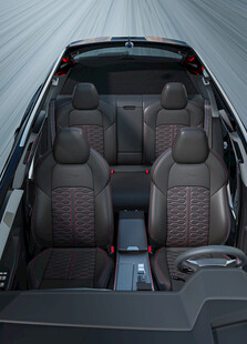 汽车内部精致座椅展示