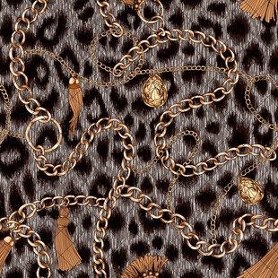 豹纹背景上的金色链条装饰