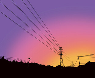 夕阳下的电线与输电塔