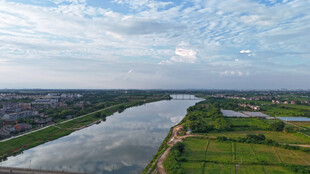 河畔田园风光俯瞰图