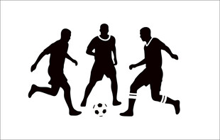 三人激战足球瞬间