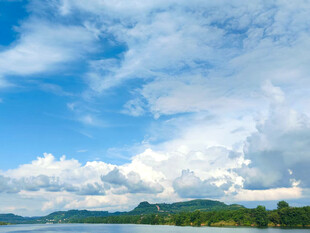 蓝天白云下的山水风光
