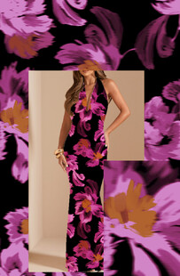 紫色花卉印花长裙模特展示