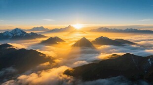 日出云海中的壮丽山峦