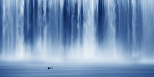 蓝色瀑布山水画