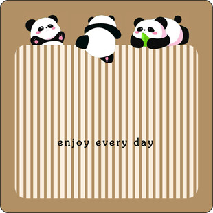 三只熊猫趴在竹制背景上