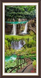 山间瀑布美景如画