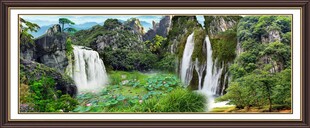 山间瀑布下的绿意美景